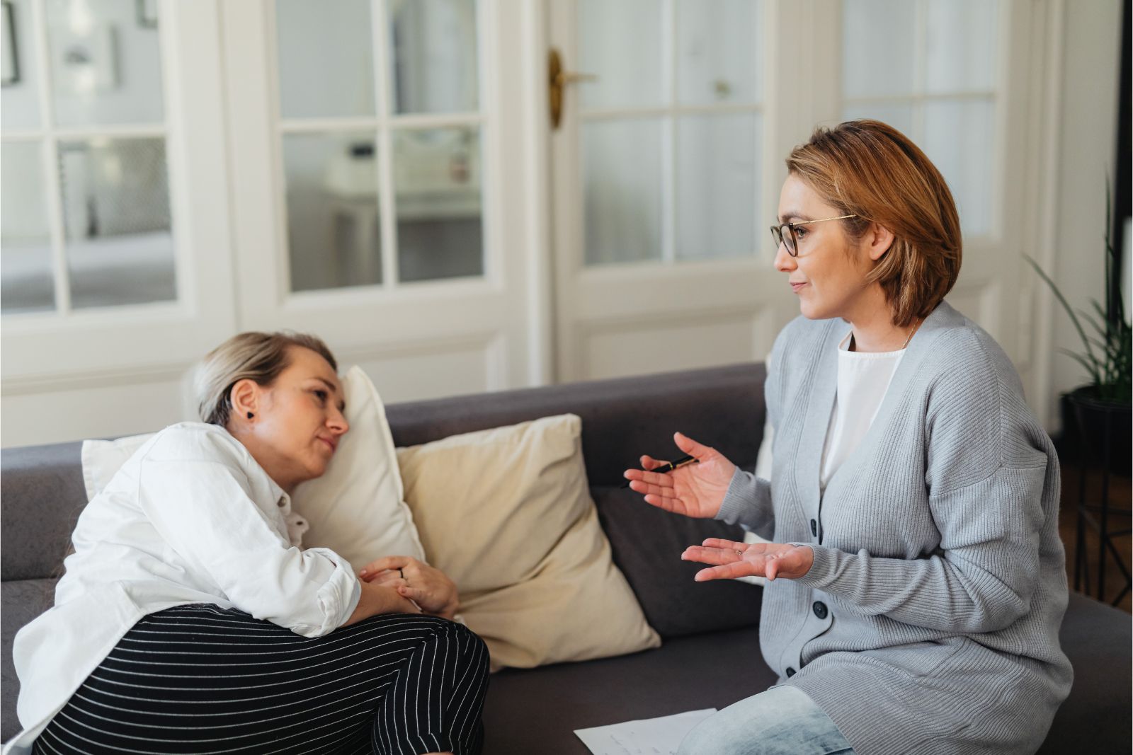 Supportive conversation with a friend listening on a couch